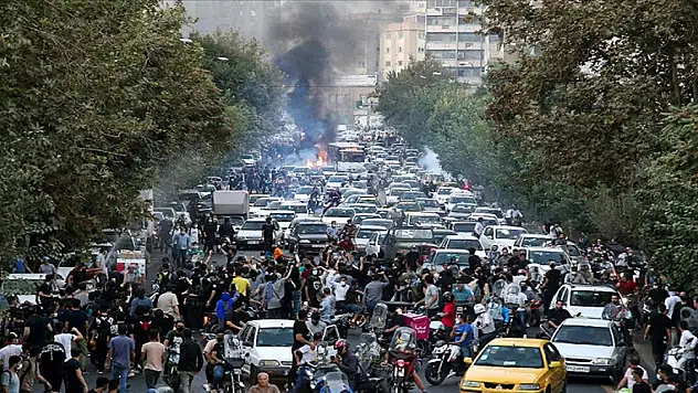 İran gösteriler sürüyor! 120 kişi gözaltına alındı