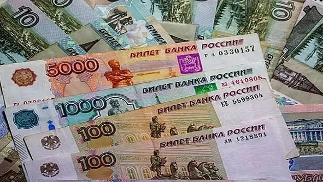 2014'ten bu yana bir ilk yaşandı, Rus rublesi dolar ve avro karşısında değerini yükseltiyor