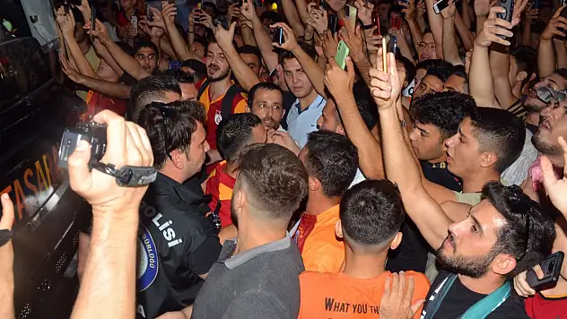 Galatasaray kafilesi, Adana'da coşkuyla karşılandı