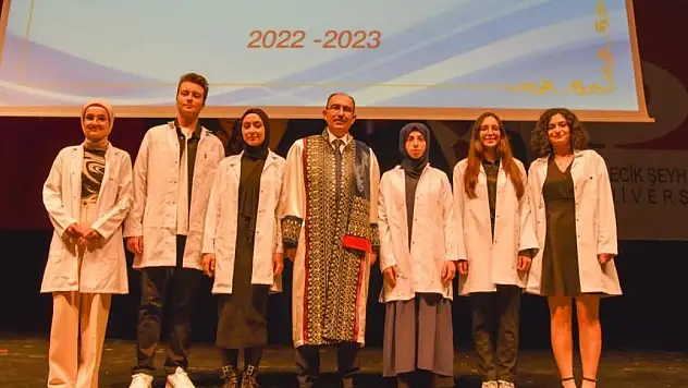 Tıp fakültesi öğrencileri beyaz önlüklerini giydiler