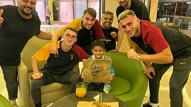 Galatasaraylı oyunculara 'Adana tostu' ikram edildi