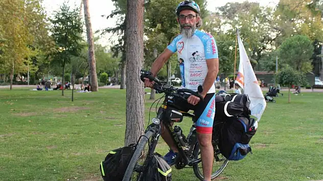 Bisikletiyle 43 şehir gezip kök hücre bağışını anlatıyor