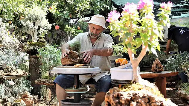 Ekmeğini herkesin basıp geçtiği taşları işleyerek kazanıyor