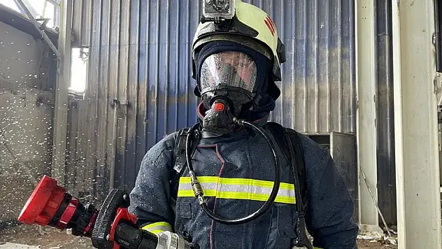 Babalarının izinden giden üç itfaiye eri alevlere müdahale ediyor