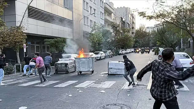 Tahran'da gösteri düzenleyen öğrencilere polis müdahale etti