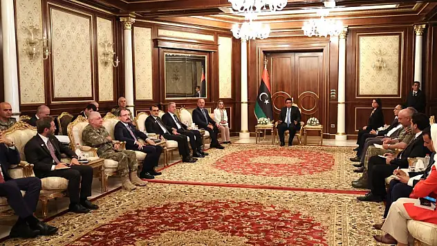 Bakan Çavuşoğlu, Libya Başkanlık Konseyi Başkanı el-Menfi ile görüştü