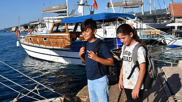 Okul için her gün 20 mil deniz, 6 kilometre kara yolculuğu yapıyorlar