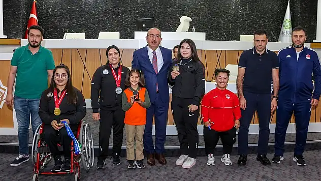 Başkan Kavuş, şampiyonları ödüllendirdi