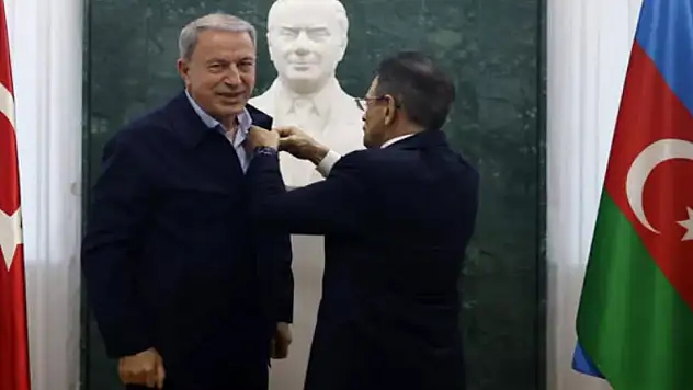 Milli Savunma Bakanı Akar'a Azerbaycan'dan madalya