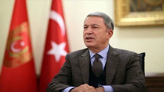 Bakan Akar, İngiltere'ye gitti