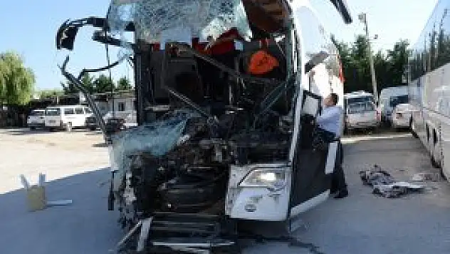 Yolcu otobüsü kamyona arkadan çarptı: 36 yaralı