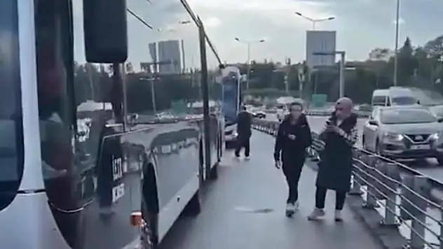 Metrobüs arıza yaptı, yolcular durağa yürüyerek gitti