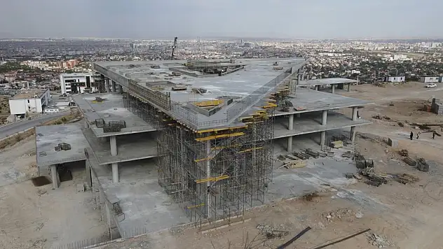 Türkiye'nin en modern üniversite kütüphanesi NEÜ'de yükseliyor