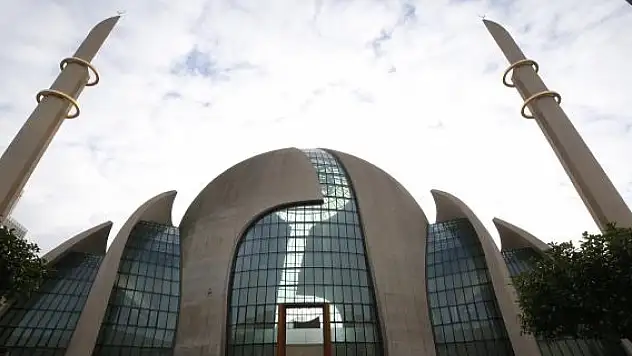 Almanya'nın en büyük ve görkemli camisinde ilk ezan heyecanı