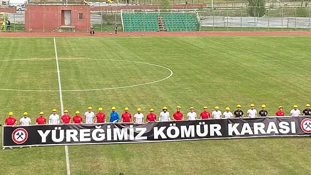 Sahaya madenci baretiyle çıktılar