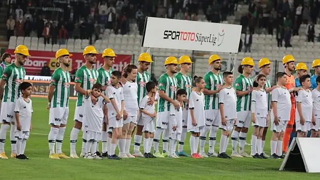 Konya'da 'maden faciası' unutulmadı, futbolcular maça baretle çıktı