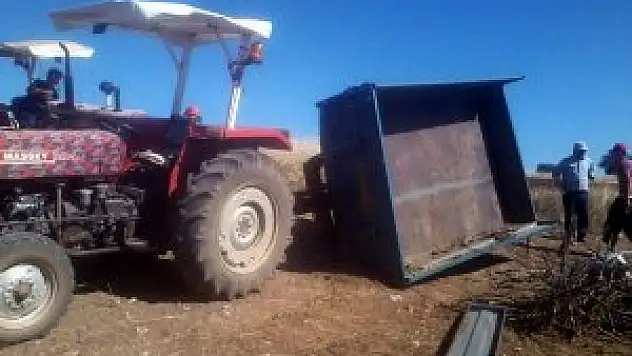 Traktör yan yattı: 12 yaralı