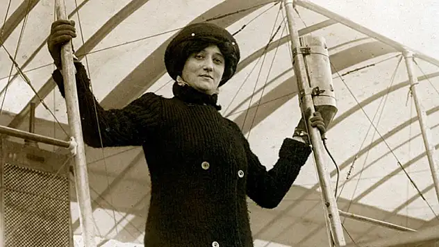 Dünyadaki ilk kadın pilot Raymonde de Laroche