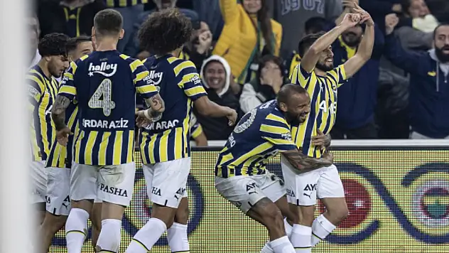 Başakşehir'i Rossi ile yıkan Fenerbahçe zirve yaptı