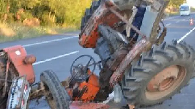 Traktör ikiye ayrıldı