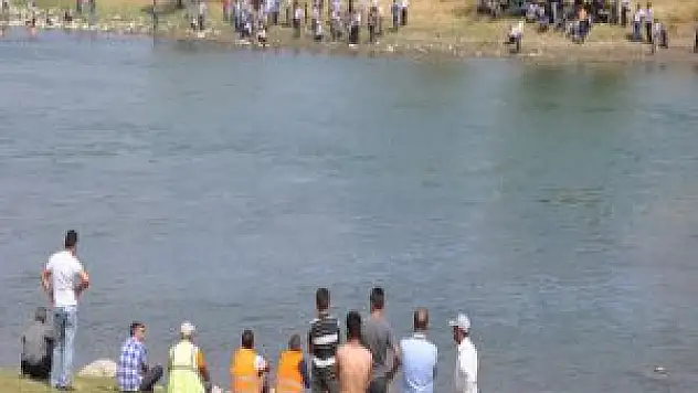 Nehre giren genç kayboldu