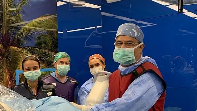 Ameliyata gerek kalmıyor! Türk doktor, bulduğu yöntemle literatüre girdi