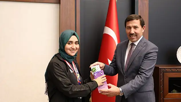 Başkan Hasan Kılca'dan başarılı gençlere ödül