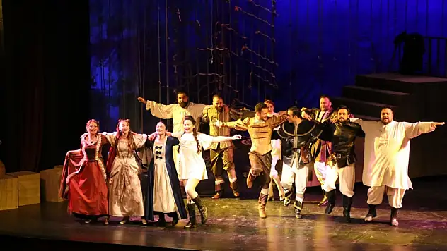 Konya'da Shakespeare'in 'Kuru Gürültü' oyunu sahnelendi