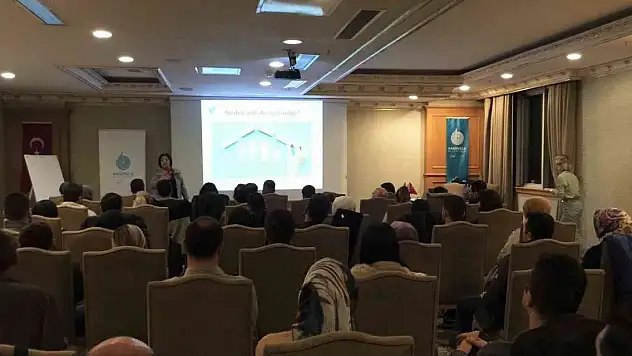 Çiçeği burnunda çiftler evlilik ve aile hayatını öğreniyor