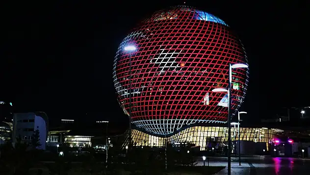 Türk bayrağı Kazakistan'ın simge binasına yansıtıldı