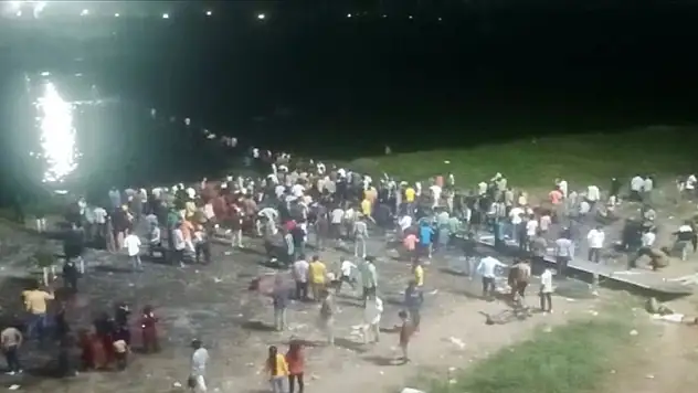 Hindistan'da asma köprü çöktü: En az 90 kişi öldü