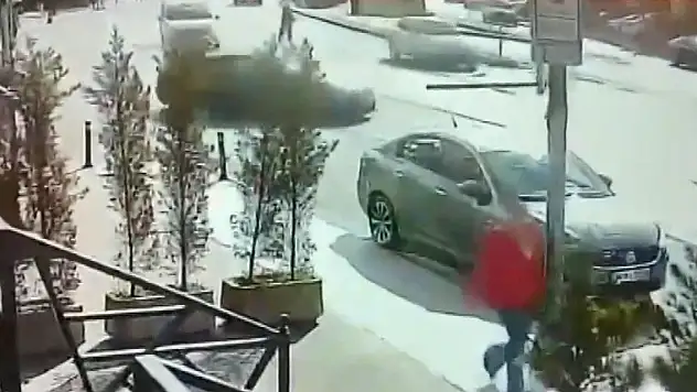 Yayayı son anda fark eden vale, park halindeki otomobillere çarptı