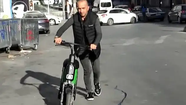 Avcılar'da yasaklı alanda park edilen elektrikli motosiklet tehlikesi