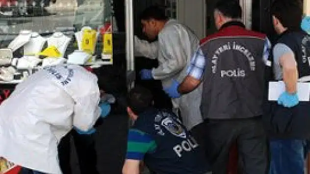 Kuyumcuyu odaya kitleyip altını çaldılar