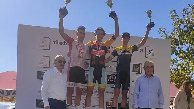 Büyükşehir Belediyesporlu bisikletçiler Konya'nın gururu oldular