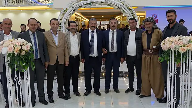 Üç ülkeden 3 bin katılımla gelin ve damada 1,5 milyon liralık takı ve para takıldı