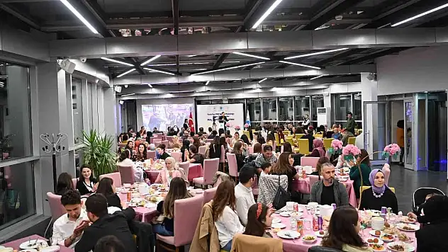 Yeni atanan öğretmenler akşam yemeğinde bir araya geldi