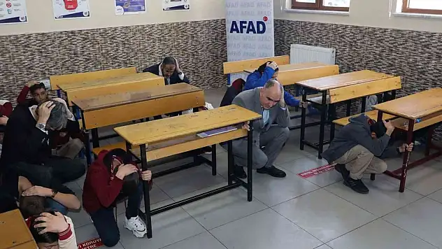 Konya'da deprem tatbikatı: Vali Özkan sıra altında tehlikenin geçmesini bekledi