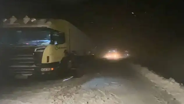 Yoğun kar yağışı nedeniyle kara yolu kapandı