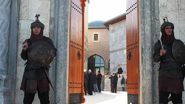 Selçuklu başkenti Konya'da Sultanlar Türbesi'nde her cuma saygı nöbeti yapılıyor