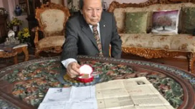 Ayak topuğunun üzerine basarak savaşa koştu