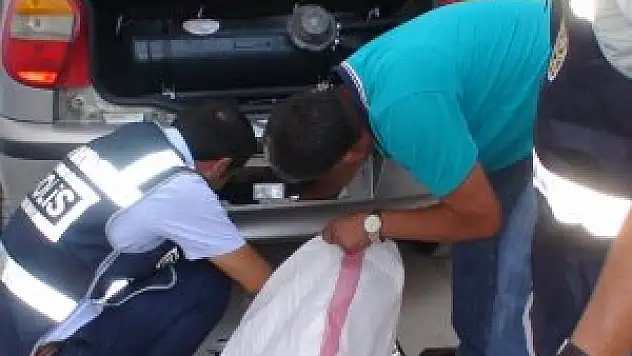Otomobil, kaçak sigara deposu çıktı
