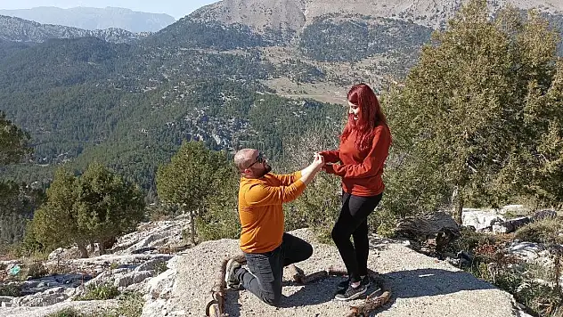 Romantizmi zirveye taşıdı Konya'da doğasever 1700 rakımda evlilik teklif etti