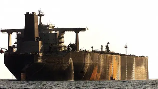 Endonezya'da mahsur kalan petrol gemisinin kurtarılması 1 ay sürebilir