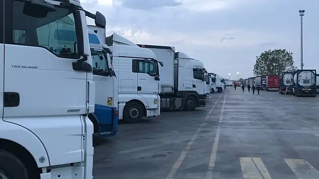 Kapıkule'de tır sürücülerinin 'dozvola' tepkisi: 'Türkiye'nin ihracatı baltalanıyor'