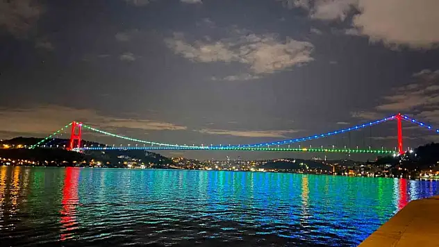 Köprüler Azerbaycan bayrağının renkleriyle ışıklandırıldı