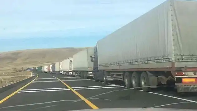 Aktaş Gümrük Kapısında tır kuyruğu bitmiyor