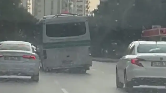 Özel halk otobüsü, trafikte sola yatık halde ilerledi