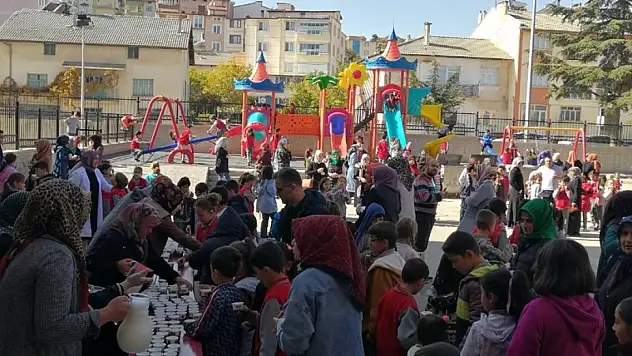 Beyşehir'de öğrenci ve velilere sıcak süt dağıtıldı