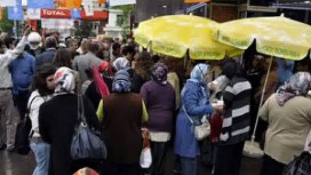 AK Parti Akşehir İlçe Teşkilatı ayran dağıttı